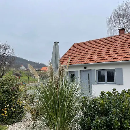 Panoramic Tranquility On Hill Of Vineyard Apartment *